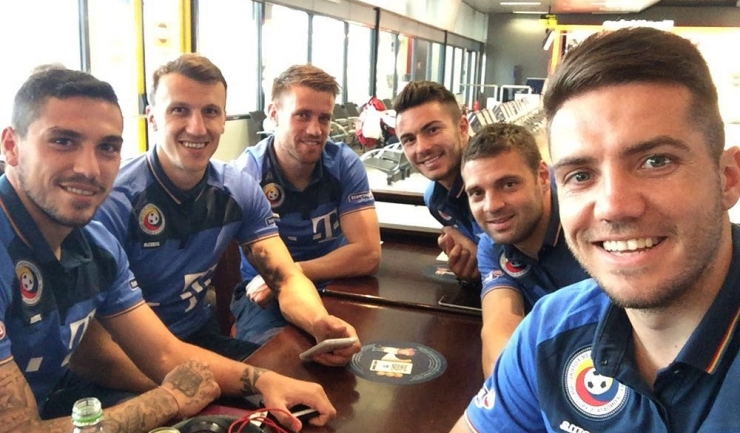Alexandru Chipciu a sărbătorit împlinirea vârstei de 27 de ani alături de coechipierii de la FCSB, chiar pe aeroport, înainte de plecarea spre Italia (sursa foto: Facebook)