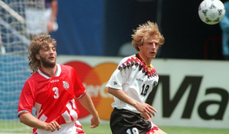 Trifon Ivanov în duel cu Jurgen Klinsmann, în sferturile de finală ale Campionatului Mondial din 1994 (Bulgaria - Germania 2-1)