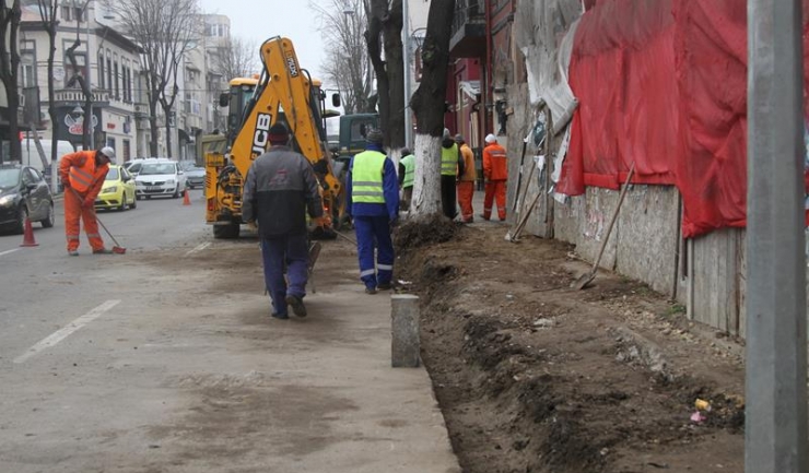 După astuparea șanțurilor în care au fost îngropate cablurile electrice, se sapă din nou pe principalele bulevarde din municipiu