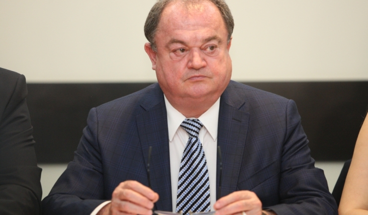 Co-președintele PNL Vasile Blaga îi cere premierului Dacian Cioloș să depolitizeze administrația publică centrală și locală