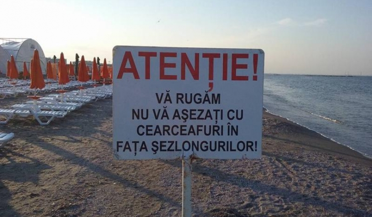 Imagini cu șezlongurile amplasate ilegal pe plajele din Mamaia, trimise de un cititor al ziarului Telegraf. Tăbliţe de genul celei din imagine, de domeniul trecutului!