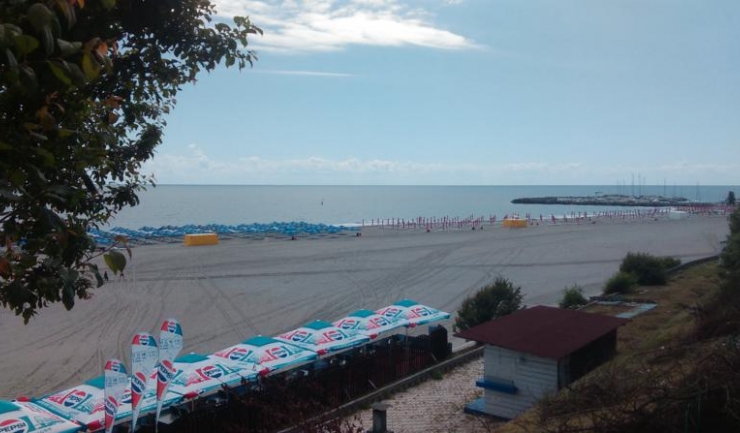 Fotografie cu şezlongurile amplasate ilegal pe plajele din Eforie, trimisă de un cititor al ziarului Telegraf