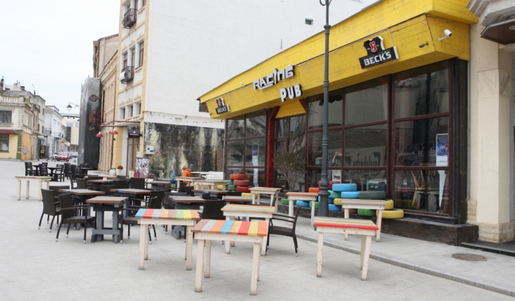 Cei mai mulți patroni de cafenele din Piața Ovidiu au scos mese și scaune afară, deși vremea nu este caldă