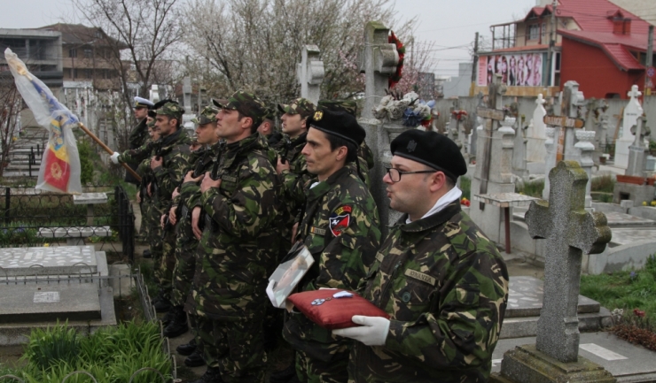 Un grup de militari de la Brigada 9 Mecanizată, purtând steagul de luptă, alături de un trompet și alți oameni în uniformă au deschis convoiul funerar care l-a condus pe ultimul drum pe cel ce a fost Demeter Vilmoș