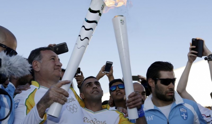 Ibrahim Al-Hussein a aprins torța sa de la președintele Comitetului olimpic elen, Spyros Kapralos