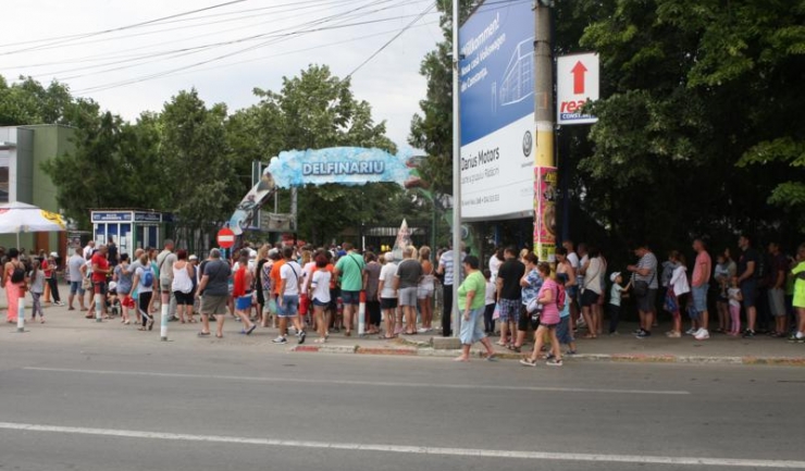 Coada de vizitatori de la intrarea la Delfinariu se întindea de la casa de bilete până la stația de autobuz din zonă