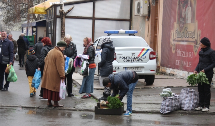 Pe trotuarele Pieței Tomis III sunt mai mulți vânzători ambulanți de legume-fructe decât în spațiul special amenajat