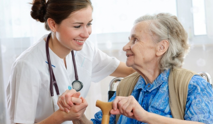 Bătrânii singuri din Medgidia pot solicita ajutorul îngrijitorilor specializați, care se vor ocupa intens de ei