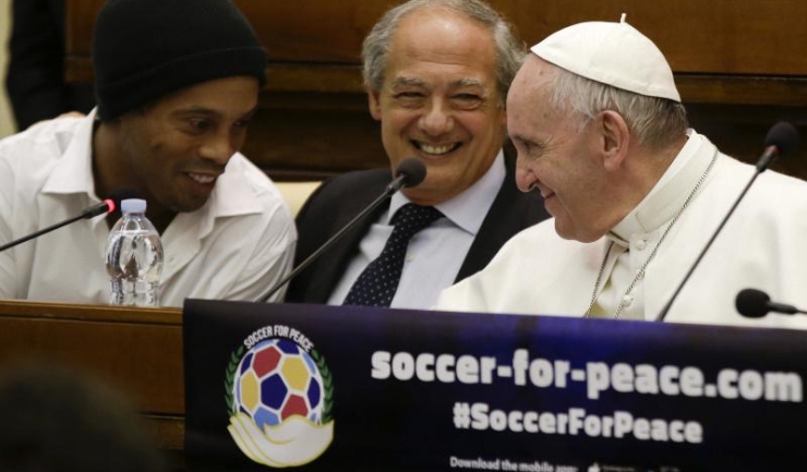 Ronaldinho și Papa Francisc s-au implicat în organizarea unui meci de fotbal în scopuri caritabile