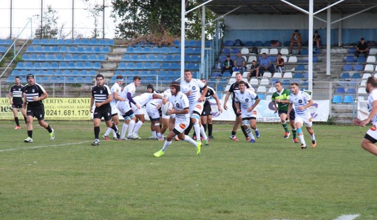 Tinerii jucători de la Tomitanii (echipament alb) fac față cu succes în Divizia A de seniori