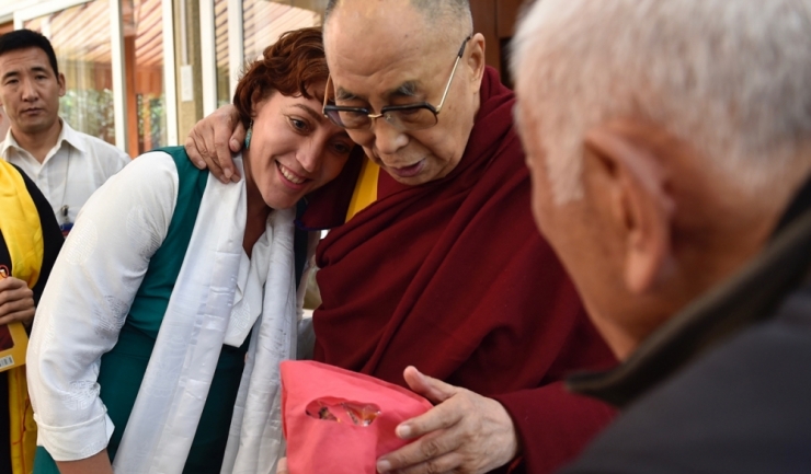 Dana Ţupa, primul Expert Yoga Teacher din România care s-a acreditat la Yoga Alliance International USA cu cea mai înaltă calificare, E-RYT500. A urmat cursuri de Vipassana în Chiang Mai, Thailanda, participând şi la seminarii cu Dalai Lama
