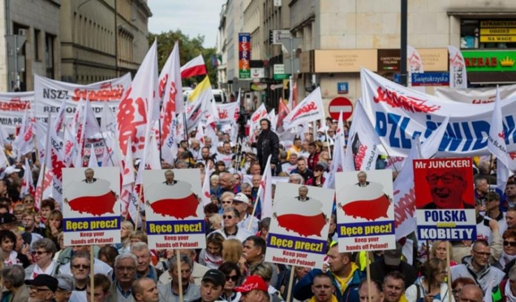 Guvernul polonez și extremiștii de dreapta atacă dur regulile democratice din Uniunea Europeană