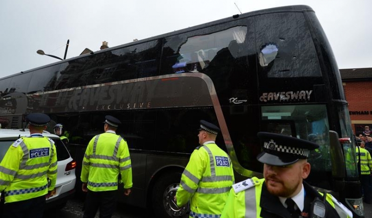 Autocarul lui Manchester United a avut mult de suferit în drumul spre arena Boleyn Ground