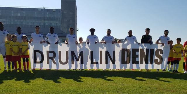 Jucătorii Farului au intrat pe teren cu un banner în memoria lui Denis, fiul fostului fotbalist Cosmin Paşcovici (sursa foto: Facebook FC Farul Constanţa)