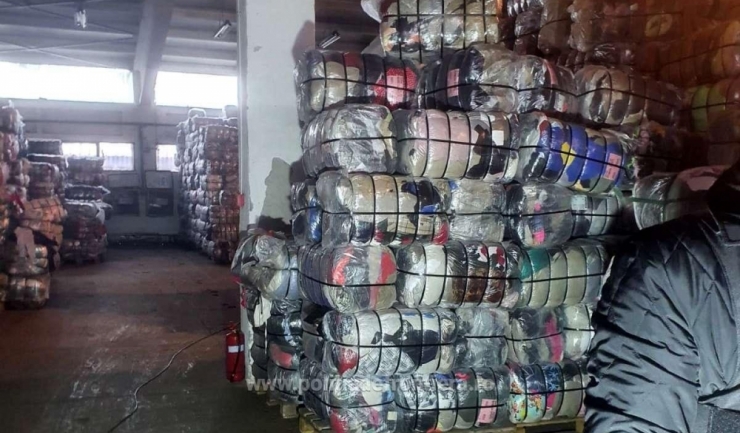 500 tone de deșeuri din haine second-hand, descoperite în urma unor percheziții