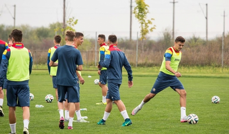 Tinerii jucători români au primit două goluri în finalul primei reprize (sursa foto: www.frf.ro)
