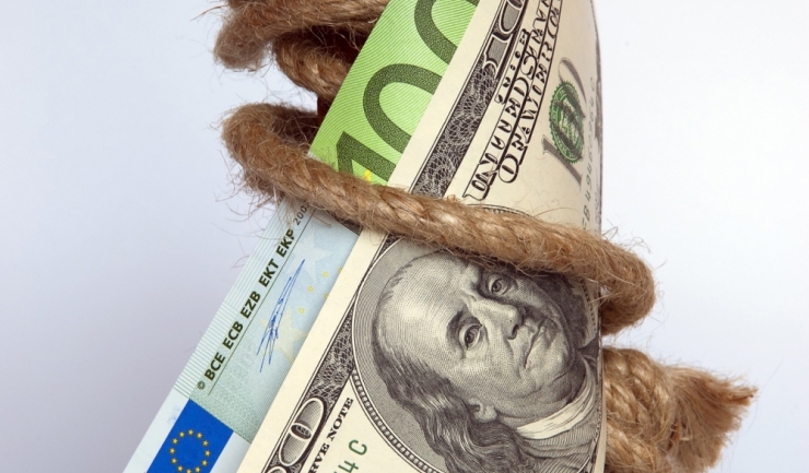 XTB România estimează că va mai dura până când dolarul va ajunge la paritate cu euro