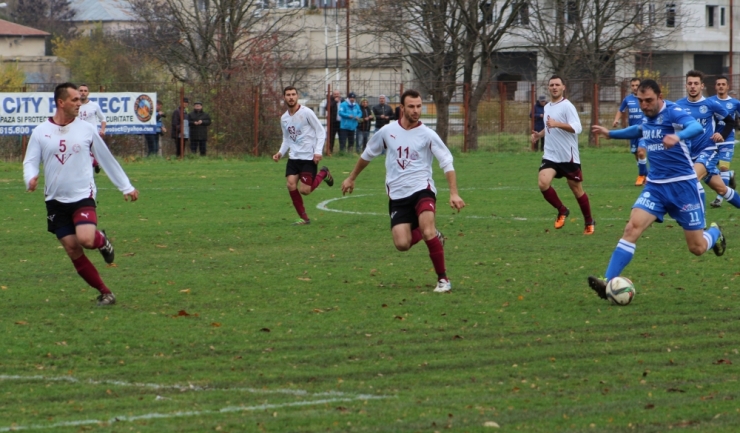 Viitorul Fântânele (tricouri albe) și SSC Farul Constanța sunt primele echipe din Liga a IV-a de seniori cu peste 100 de goluri marcate în acest campionat