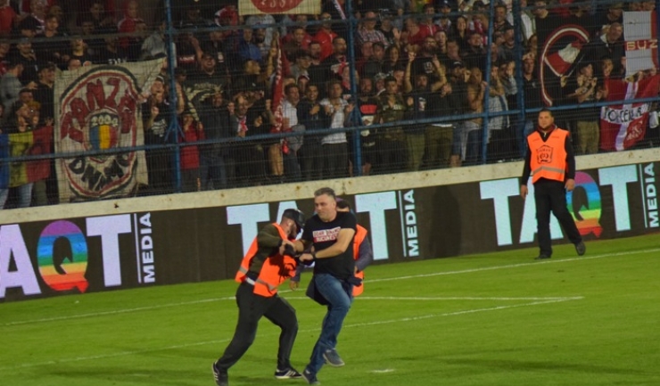 Suporterii dinamoviști au pătruns pe teren în repriza a doua a meciului Viitorul - Dinamo
