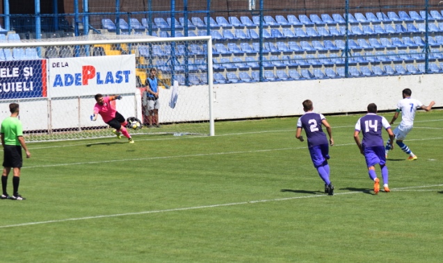 În prima etapă a campionatului, SSC Farul a învins-o pe ACS Poli cu 4-1, toate golurile echipei constănţene fiind marcate de căpitanul Alexandru Grigoraş