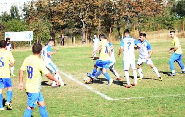 FC Farul Constanţa (echipament alb-albastru) s-a impus doar la două goluri diferenţă în confruntarea cu ultima clasată, Voinţa Valu lui Traian
