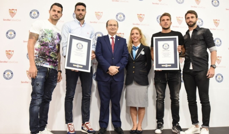 Cele două certificate oferite Guinness World Records le-au fost înmânate jucătorilor de la FC Sevilla la stadionul Ramón Sánchez-Pizjuán