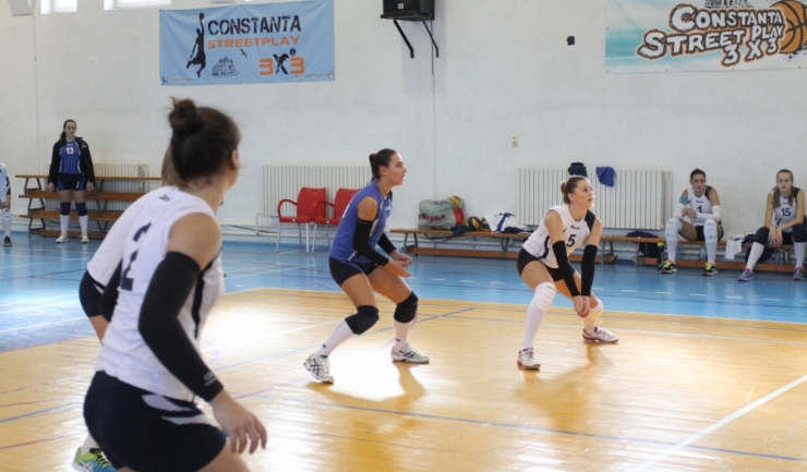 Cristina Poncea (tricou albastru) va absenta câteva săptămâni din echipa CSȘ 1 Momentos Constanța