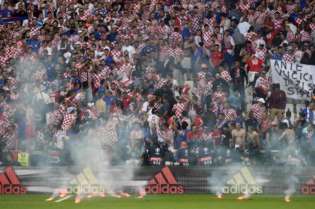 Fanii croaţi şi-au sabotat favoriţii, întrerupând meciul cu Cehia, după ce au aruncat cu torţe în teren