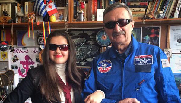 Maria Dumbravă, elevă a CNMB - cu locul I la concursul NASA, alături de profesorul coordonator Ion Băraru (sursa foto Facebook)