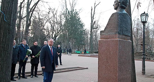 Igor Dodon, promotor fervent al teoriei 'moldovenismului' de sorginte sovietică, la monumentul lui Eminescu