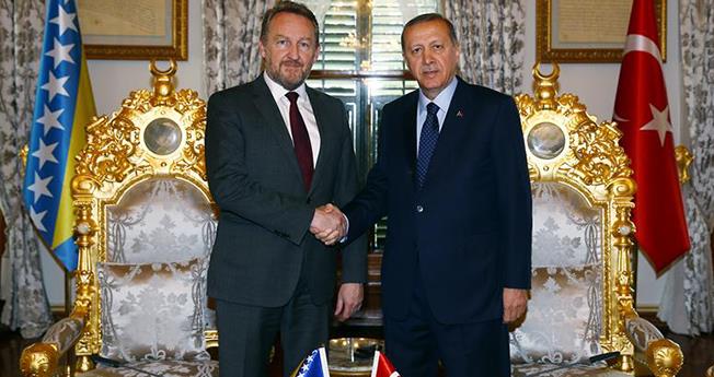 Şeful politic al bosniacilor musulmani, Bakir Izetbegovic, alături de preşedintele Turciei, Recep Tayyip Erdogan