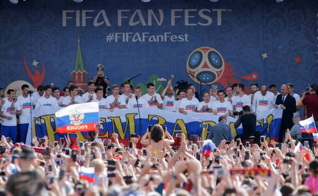 Suporterii ruşi i-au impresionat pe jucători (sursa foto: Facebook FIFA World Cup)