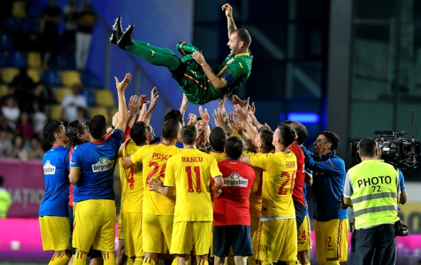 La meciul de retragere, tricolorii l-au sărbătorit pe Lobonț așa cum se cuvine (sursa foto: www.frf.ro)