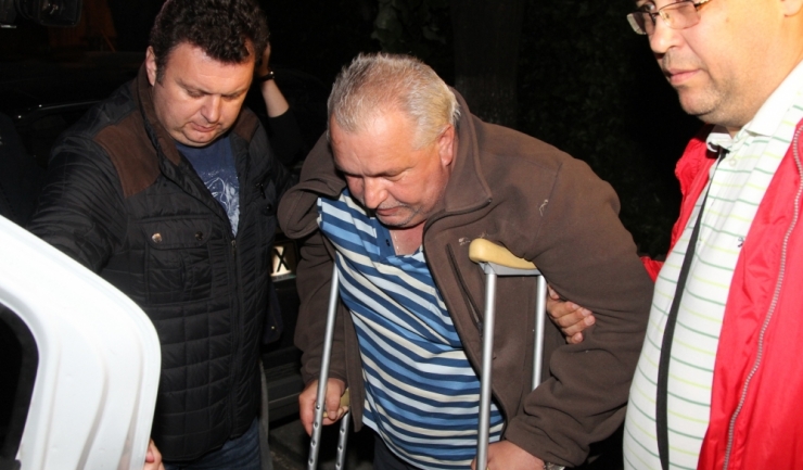 Nicuşor Constantinescu a fost urcat în maşina poliţiei după ce a declarat presei, prezente la faţa locului, că ceea i se întâmplă este un abuz