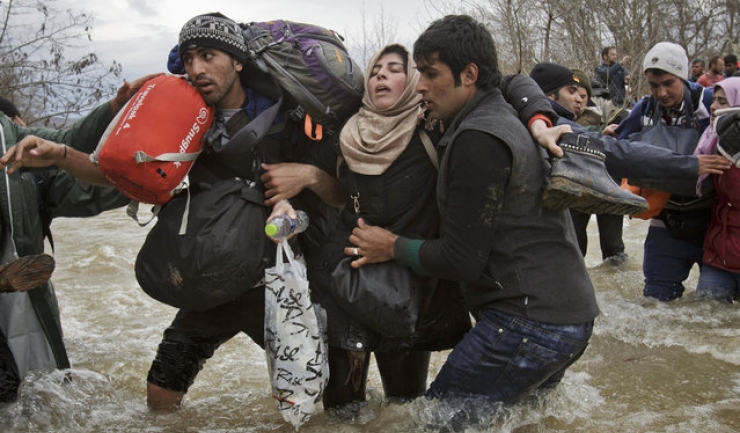 Fotografia câștigătoare a românului, intitulată „Migrant Crossing“, a fost realizată la 14 martie 2016, pentru agenția Associated Press