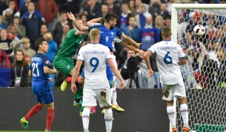 Olivier Giroud l-a păcălit pe portarul islandez aşa cum făcuse şi cu cel român, Ciprian Tătăruşanu