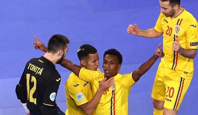 Brazilianul Savio Valadares a deschis scorul pentru România, însă s-a accidentat în prima repriză şi nu a mai putut juca (sursa foto: www.uefa.com)