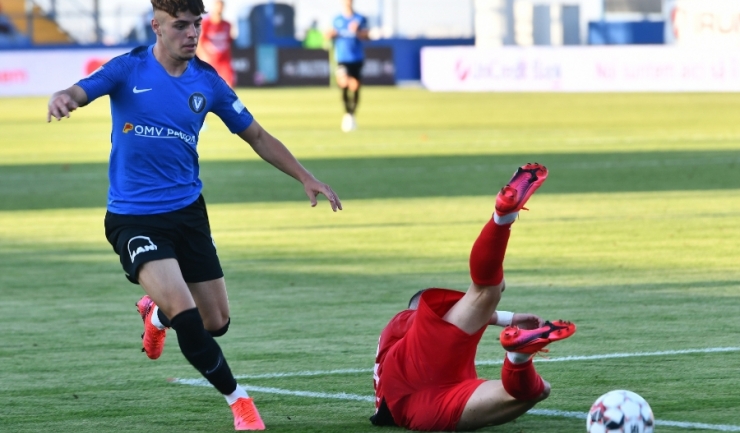 Gabriel Georgescu a evoluat fără trac în meciul de debut în primul eşalon (sursa foto: www.fcviitorul.ro)