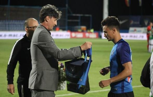 Directorul sportiv Zoltan Iasko i-a oferit lui Cristi Ganea, din partea clubului constănţean, un coș cu flori și un tricou personalizat