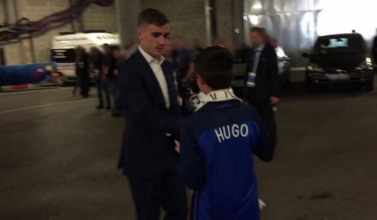 Antoine Griezmann i-a dăruit lui Hugo Salvaing mingea cu care s-a disputat meciul Franţa - Irlanda