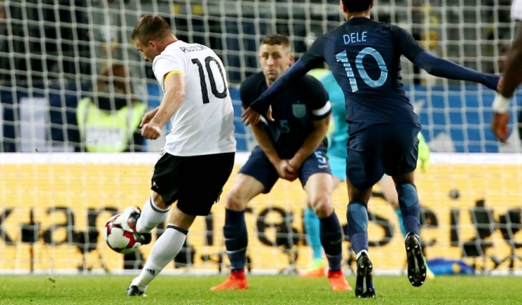Stângul atacantului german Lukas Podolski va catapulta mingea în vinclul drept al porții lui Hart, el purtând în ultimul său meci la națională și banderola de căpitan al echipei