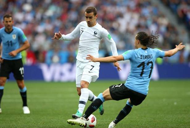 Antoine Griezmann (în alb) a înscris al doilea gol şi a centrat perfect pentru reuşita lui Varane (sursa foto: Facebook FIFA World Cup)
