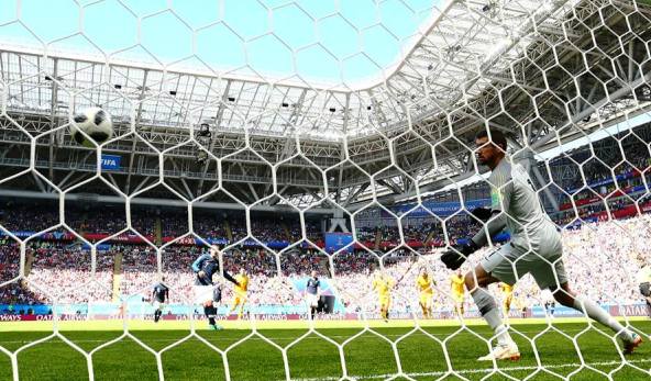 Griezmann a marcat fără probleme din primul penalty acordat în urma analizei video (sursa foto: Facebook FIFA World Cup)
