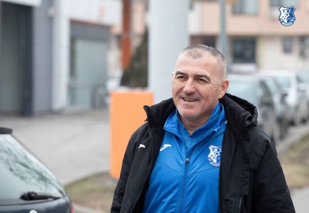 Antrenorul Petre Grigoraş speră ca în partea a doua a sezonului  să poată zâmbi de mai multe ori la finalul partidelor (sursa foto: Facebook FC Farul Constanţa)
