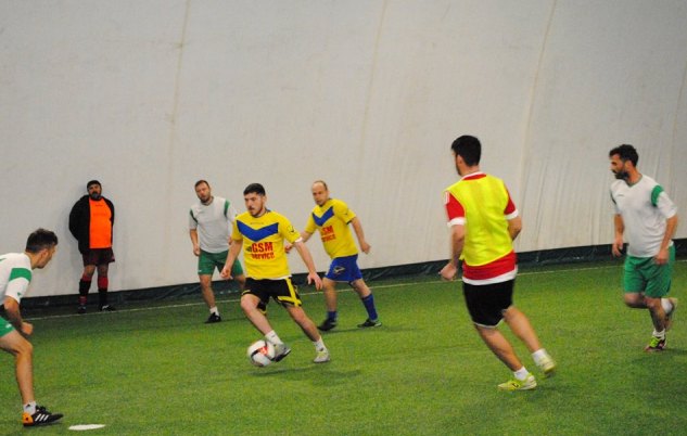 GSM Service (în galben) a produs surpriza în meciul cu Trocadero (sursa foto: Campionatul de minifotbal Atletic Club)