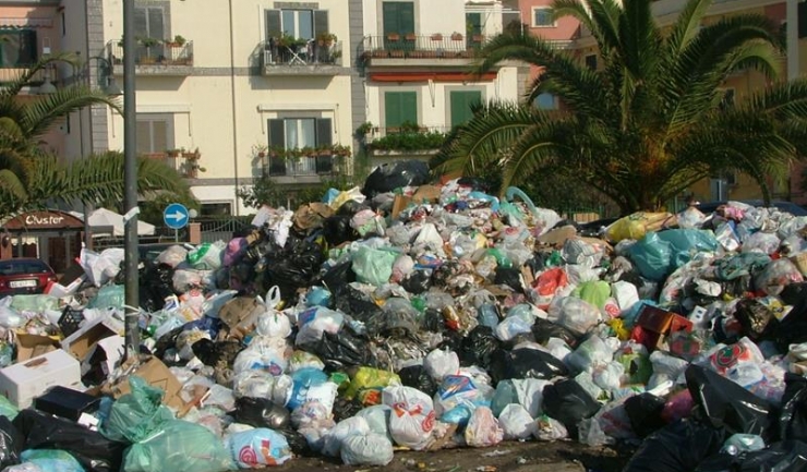 Constanța ar putea ajunge în situația celebrei și intens mediatizatei crize a deșeurilor din Napoli (2008 - 2010)