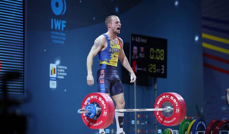 Ionuţ Ilie a obţinut două medalii de bronz la categoria 62 kg (sursa foto: Facebook Federatia Romana de Haltere - Romanian Weightlifting Federation)