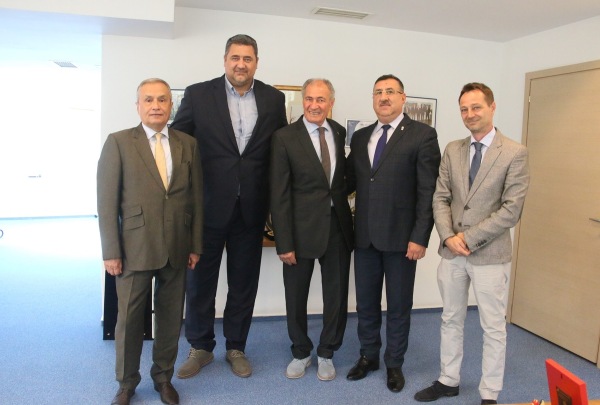 Hassan Moustafa, președintele IHF (în mijloc): „România și handbalul sunt ca într-un mariaj reușit!”