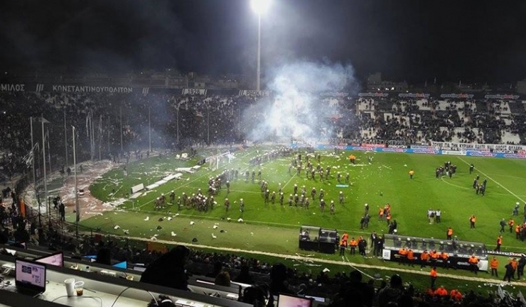 Fanii lui PAOK Salonic au declanșat „iadul” pe stadionul Toumba