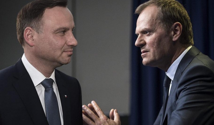 Președintele conservator polonez Andrzej Duda (stânga) a refuzat să se întâlnească cu șeful Consiliului European, Donald Tusk